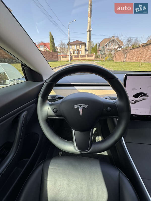 Седан Tesla Model 3 2020 в Рівному