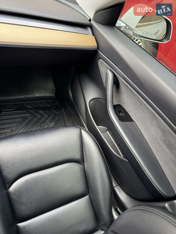 Седан Tesla Model 3 2020 в Рівному