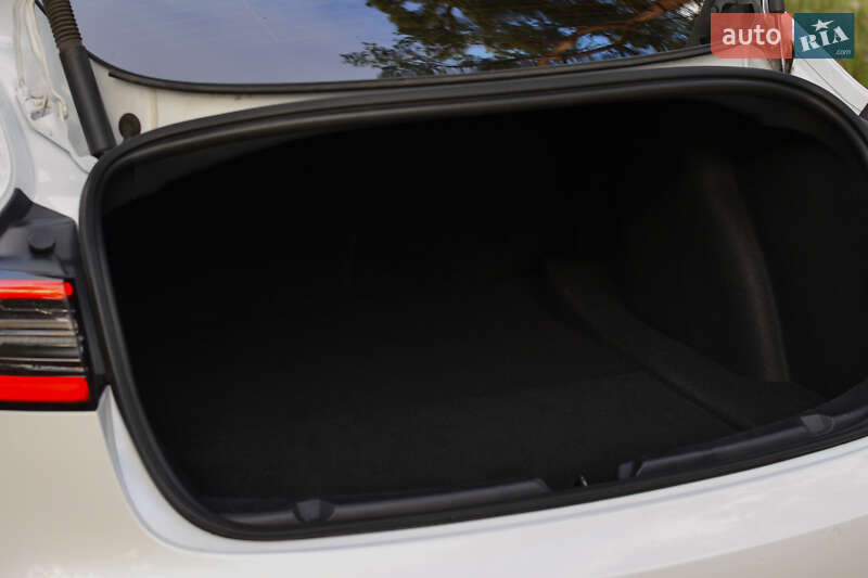 Седан Tesla Model 3 2021 в Черкассах