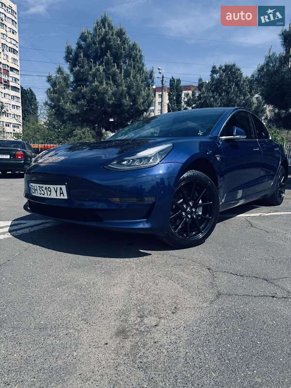 Седан Tesla Model 3