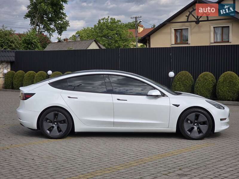 Седан Tesla Model 3 2021 в Львове