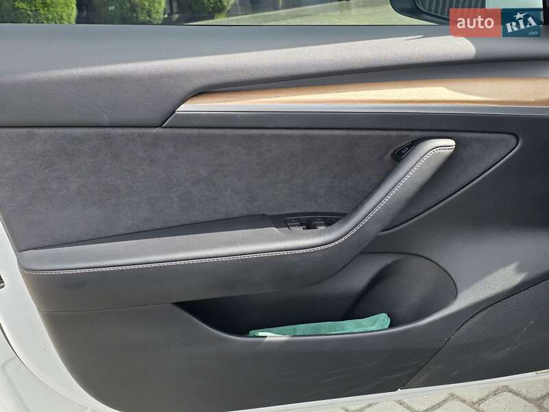 Седан Tesla Model 3 2021 в Львове
