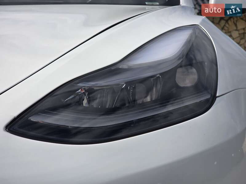 Седан Tesla Model 3 2021 в Львове