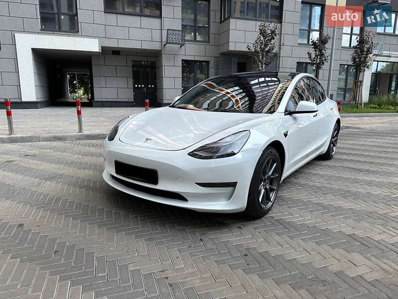 Седан Tesla Model 3 2023 в Львове