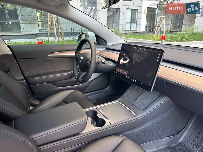 Седан Tesla Model 3 2023 в Львове