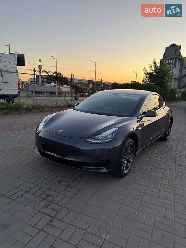 Седан Tesla Model 3