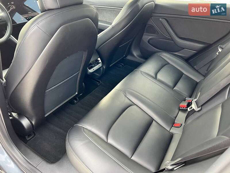 Седан Tesla Model 3 2018 в Луцке