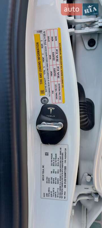 Седан Tesla Model 3 2022 в Днепре