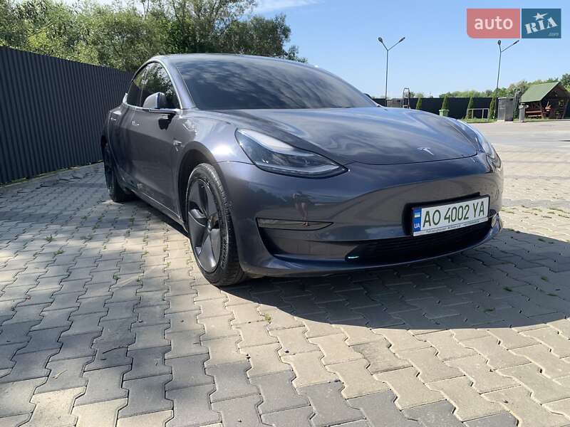 Легкові Tesla Model 3