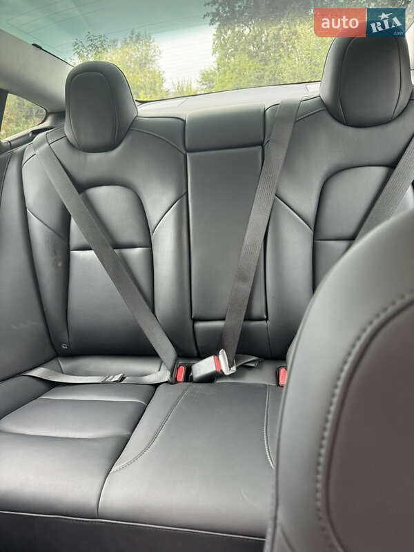 Седан Tesla Model 3 2021 в Львове
