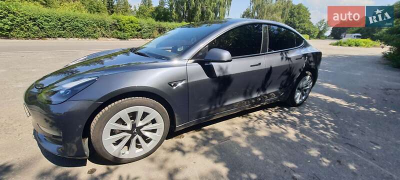 Седан Tesla Model 3