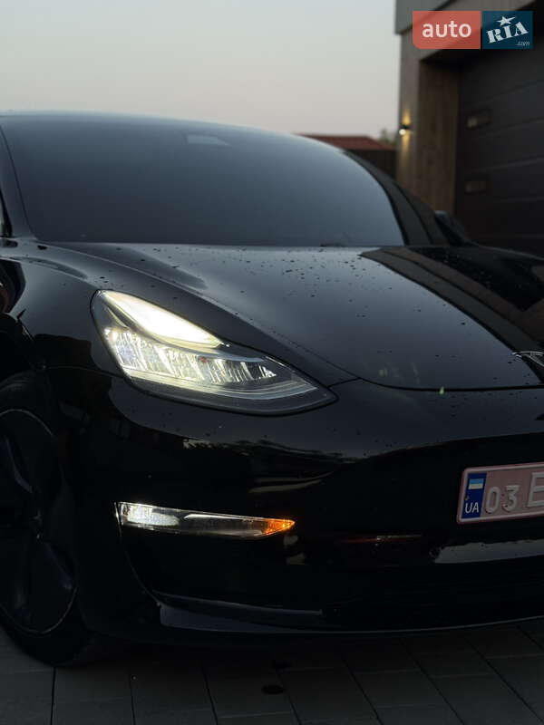 Седан Tesla Model 3 2020 в Виноградові