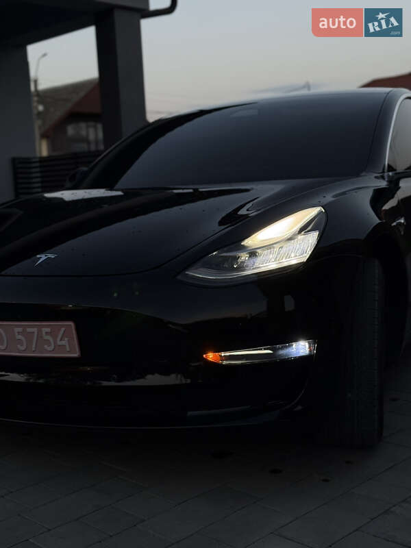 Седан Tesla Model 3 2020 в Виноградові