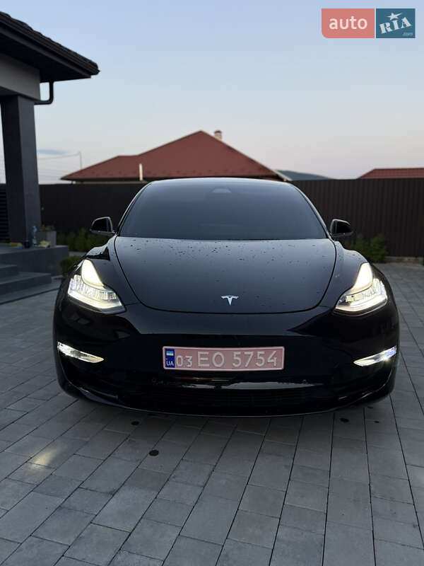 Седан Tesla Model 3 2020 в Виноградові