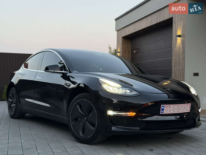 Седан Tesla Model 3 2020 в Виноградові