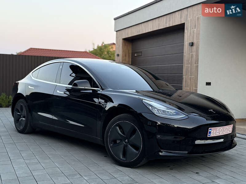 Седан Tesla Model 3 2020 в Виноградові