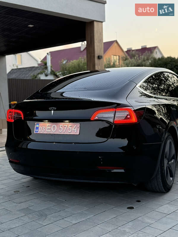 Седан Tesla Model 3 2020 в Виноградові