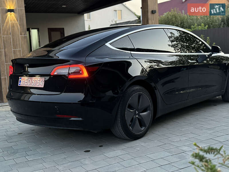 Седан Tesla Model 3 2020 в Виноградові