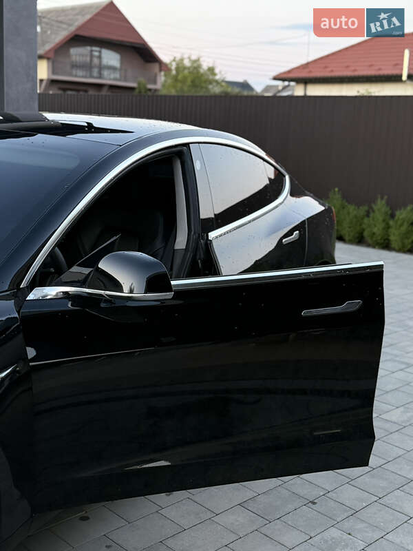Седан Tesla Model 3 2020 в Виноградові