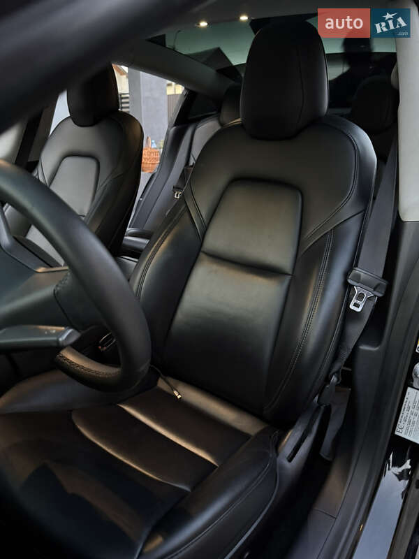 Седан Tesla Model 3 2020 в Виноградові