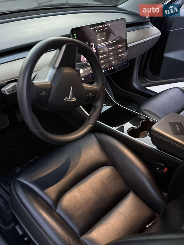 Седан Tesla Model 3 2020 в Виноградові