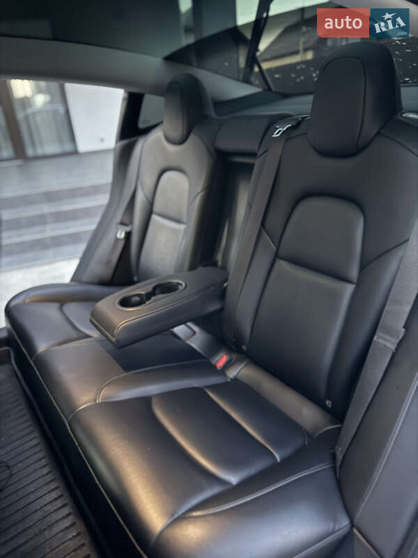 Седан Tesla Model 3 2020 в Виноградові