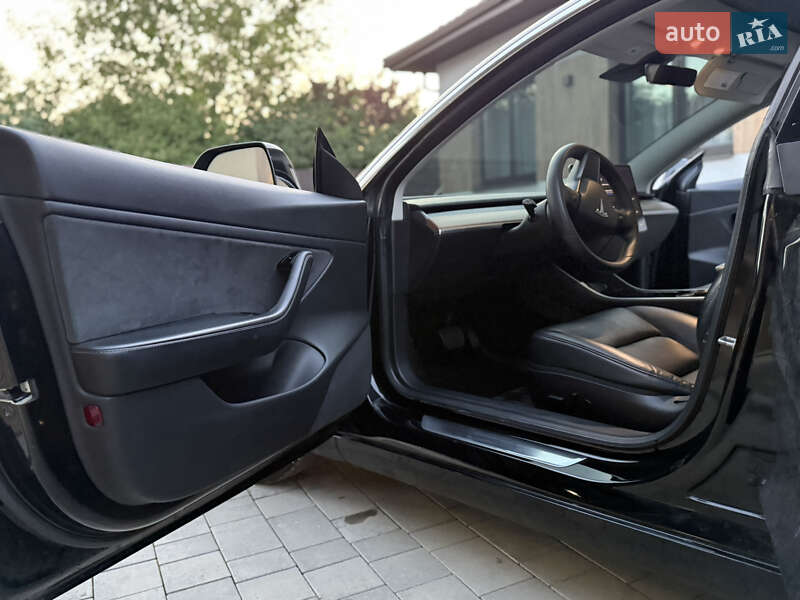 Седан Tesla Model 3 2020 в Виноградові