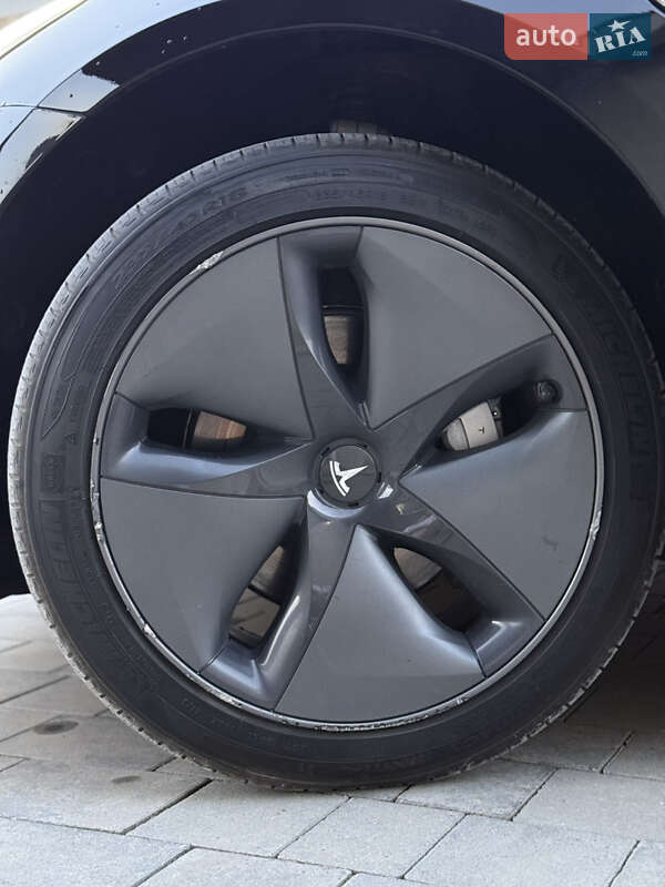 Седан Tesla Model 3 2020 в Виноградові