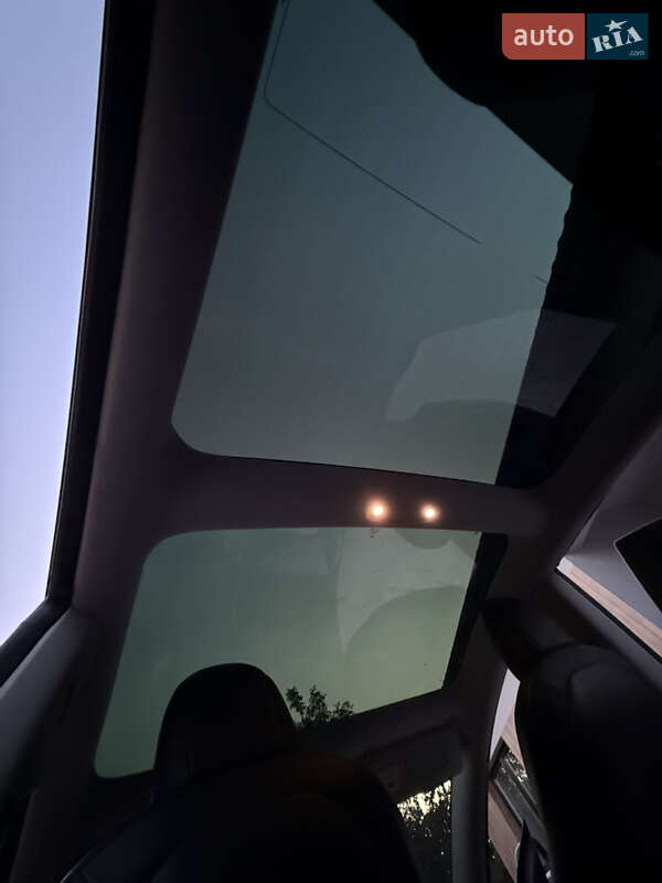 Седан Tesla Model 3 2020 в Виноградові