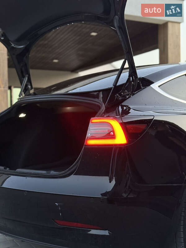 Седан Tesla Model 3 2020 в Виноградові