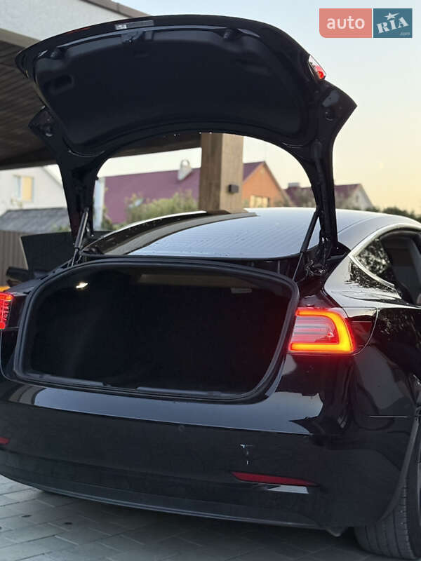 Седан Tesla Model 3 2020 в Виноградові