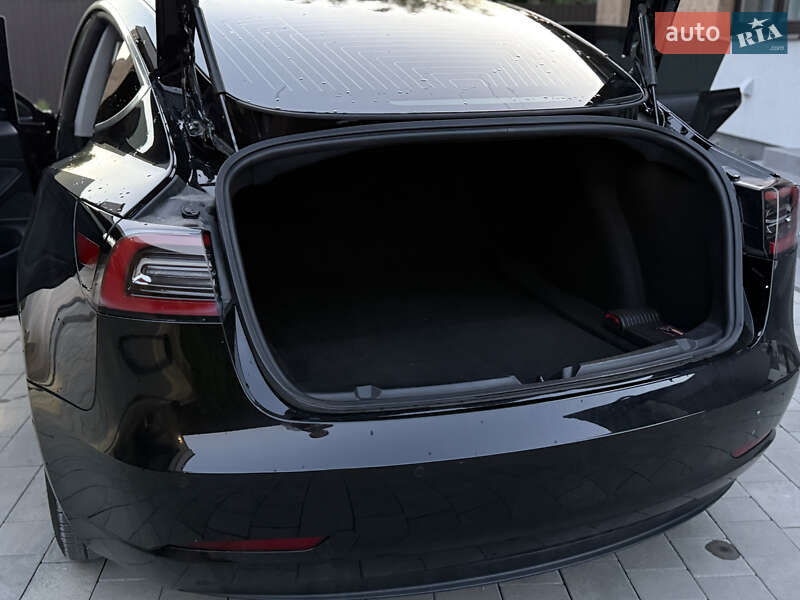 Седан Tesla Model 3 2020 в Виноградові