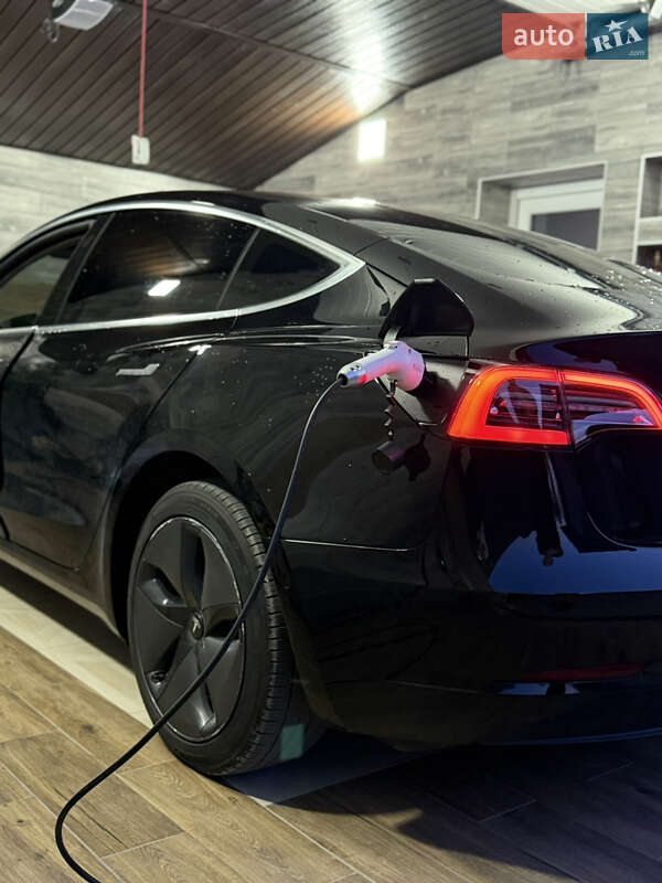 Седан Tesla Model 3 2020 в Виноградові