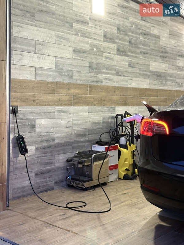 Седан Tesla Model 3 2020 в Виноградові