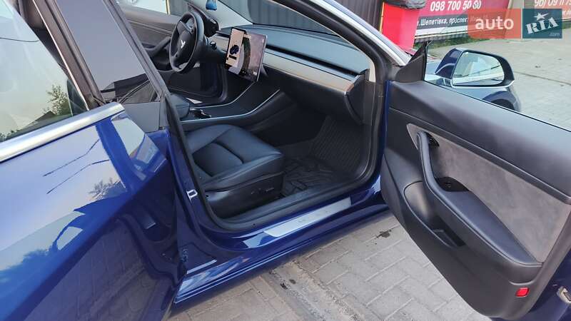 Седан Tesla Model 3 2020 в Шепетівці