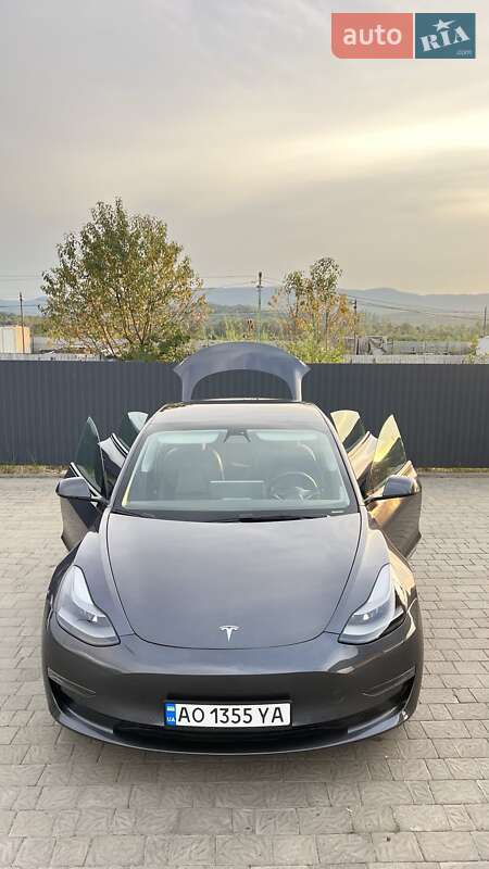 Седан Tesla Model 3 2021 в Хусте