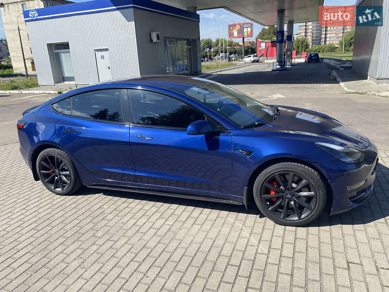 Седан Tesla Model 3