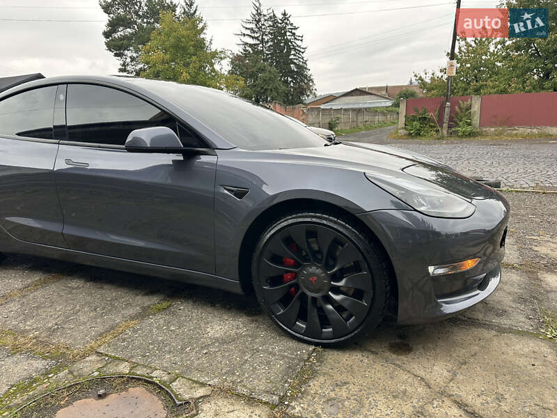Седан Tesla Model 3 2022 в Мукачево