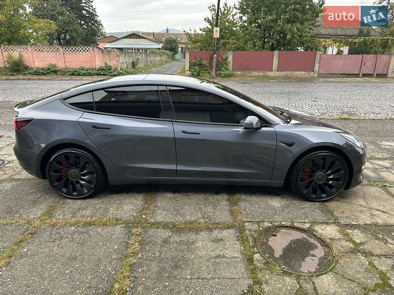 Седан Tesla Model 3 2022 в Мукачево