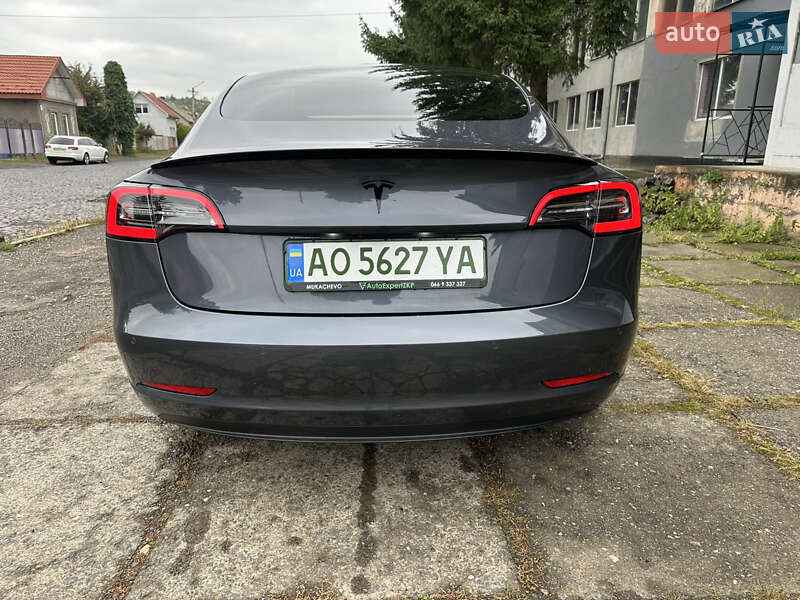 Седан Tesla Model 3 2022 в Мукачево