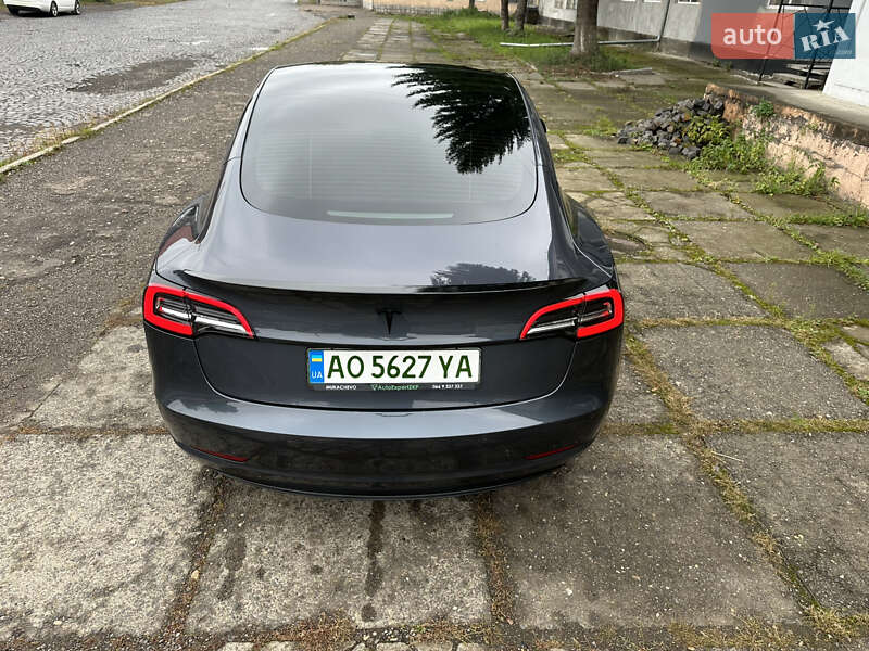 Седан Tesla Model 3 2022 в Мукачево