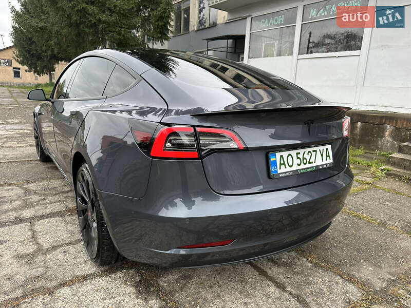 Седан Tesla Model 3 2022 в Мукачево