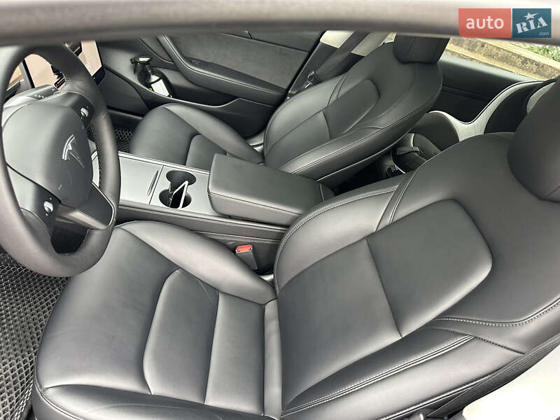Седан Tesla Model 3 2022 в Мукачево