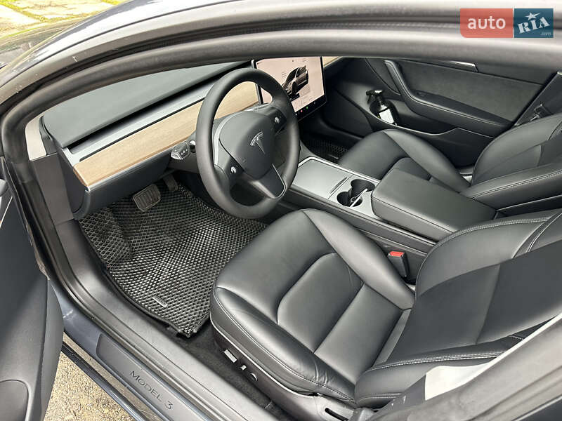 Седан Tesla Model 3 2022 в Мукачево
