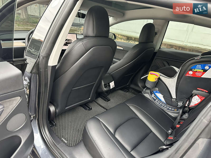 Седан Tesla Model 3 2022 в Мукачево