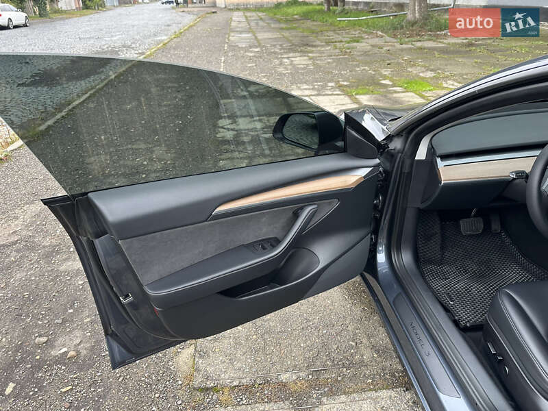 Седан Tesla Model 3 2022 в Мукачево