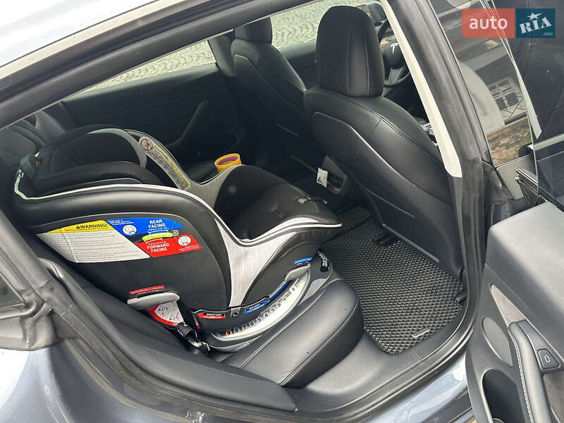 Седан Tesla Model 3 2022 в Мукачево