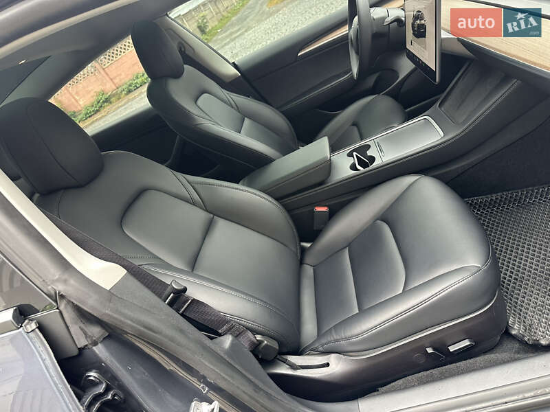 Седан Tesla Model 3 2022 в Мукачево