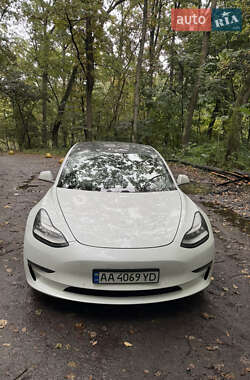 Tesla Model 3  2019