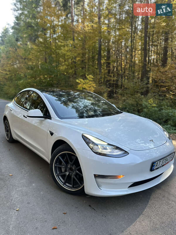 Седан Tesla Model 3 2021 в Івано-Франківську